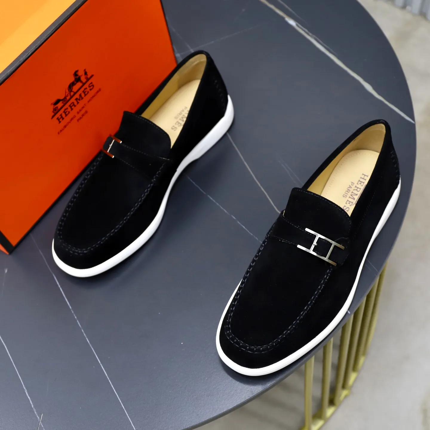 Ex-factory price: 540💰Hermès/Hermès slip-on men's shoes. This shoe is made of imported cow suede leather, with simple and smooth lines, and a 3CM rubber foam ultra-light sole combined with aerodynamic design! Youthful and fashionable, H button decoration, contrasting leather embellishment on the heel, calf lining to gently wrap your feet, with embossed logo cowhide feet, leather rock strips, casual and urban style, highlighting youthful vitality, sports and leisure version, super versatile Size number: 38-39-40-41-42-43-44 Standard leather shoe size (45 can be customized but does not support returns)
